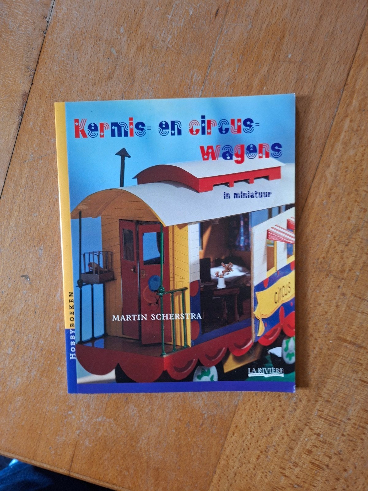 Kermis- en circuswagens in miniatuur - Knutselboek, Ophalen of Verzenden, Gelezen, Overige onderwerpen, Martin Scherstra