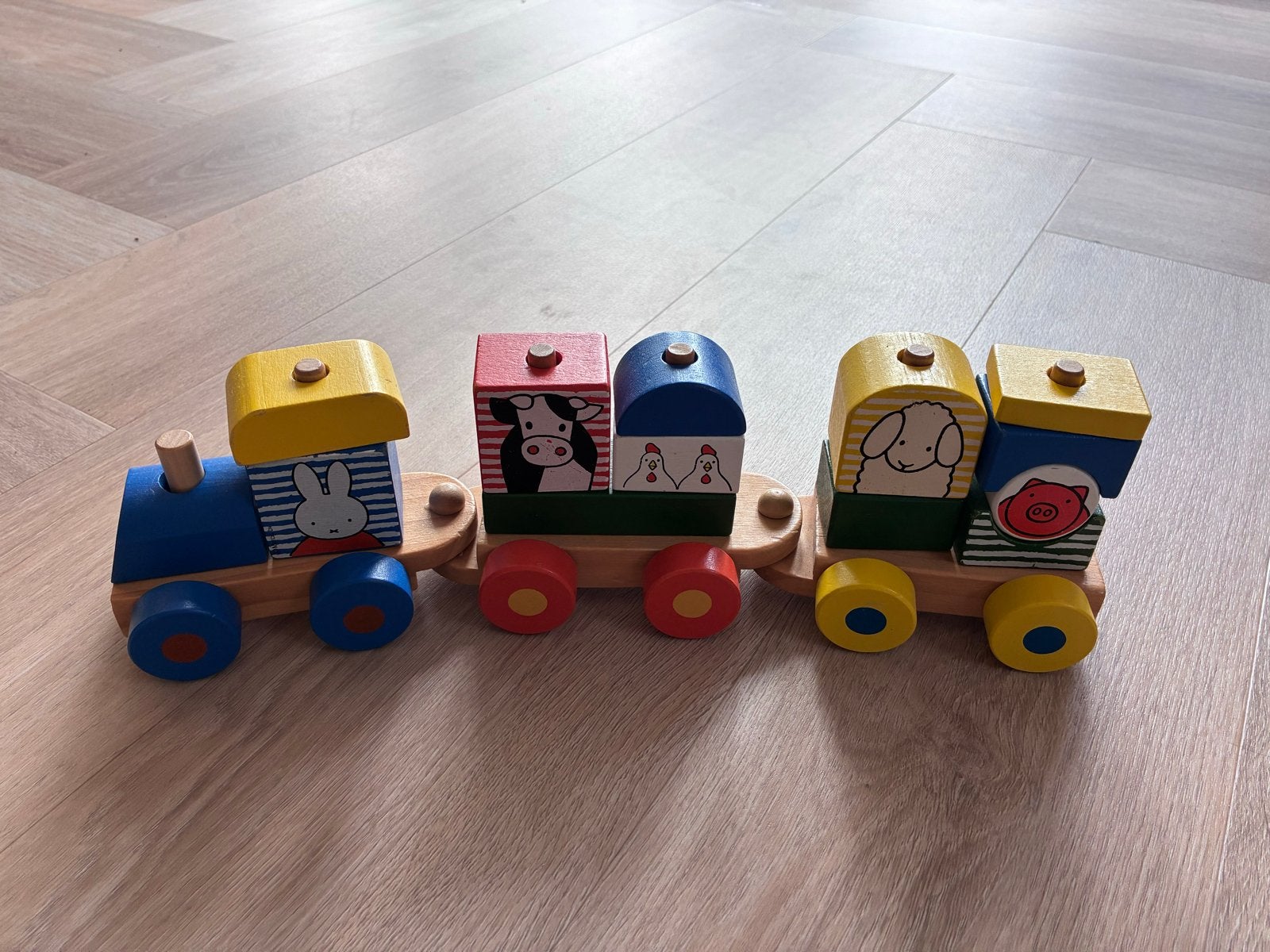 Houten trein met Nijntje en boerderijdieren, Kinderen en Baby's, Ophalen, Zo goed als nieuw, Rij- of Hobbelspeelgoed