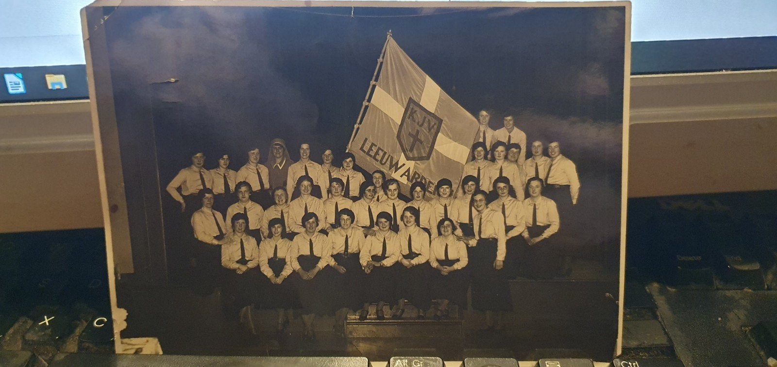 K J V Leeuwarden (op vlag), Ophalen of Verzenden, Voor 1940, Overige onderwerpen, Foto