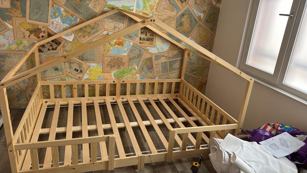 Kinderbed Treviolo 140x200cm met uitvalbeveiliging en bedbod, Ophalen, Nieuw, 100 cm of meer, Lattenbodem