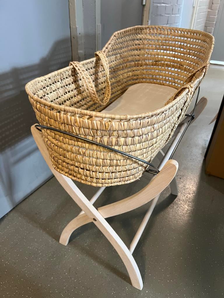 Mooie rieten wieg met standaard en matrasje, Ophalen, Zo goed als nieuw, Wieg