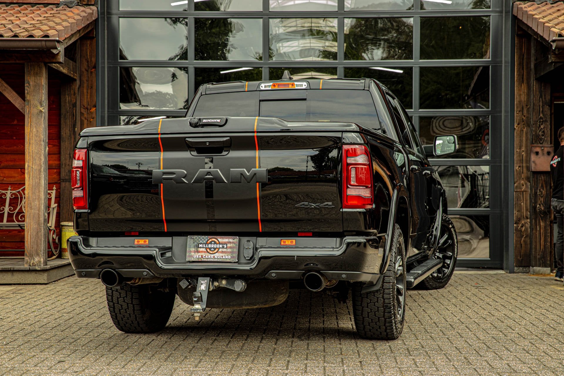 RAM Dodge Ram 1500 laramie V8 (bj 2020), 5913 cc, Gebruikt, 402 pk, Zwart