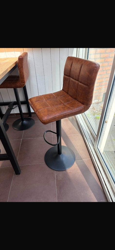 Hoge tafel bar met krukken, Ophalen, Zo goed als nieuw, Inclusief barstoelen
