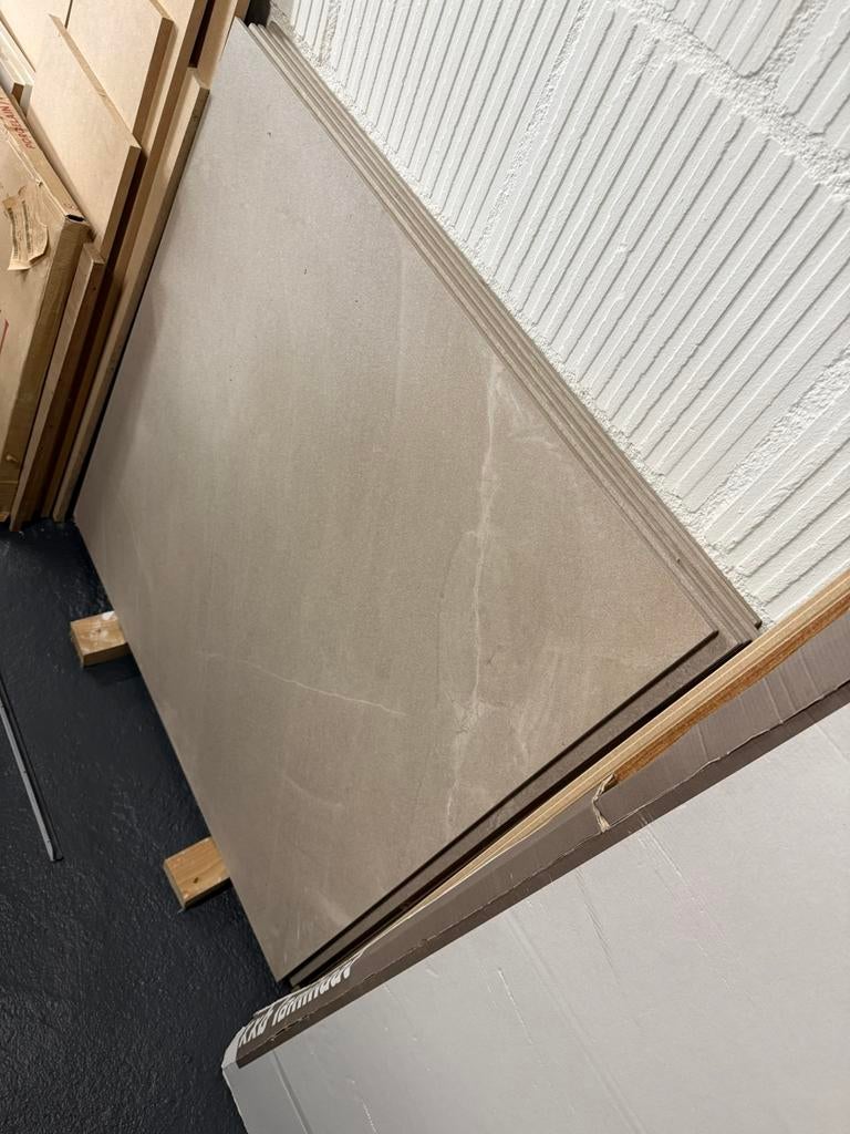 5 grote tegels beige tint 89x89, Ophalen, Zo goed als nieuw