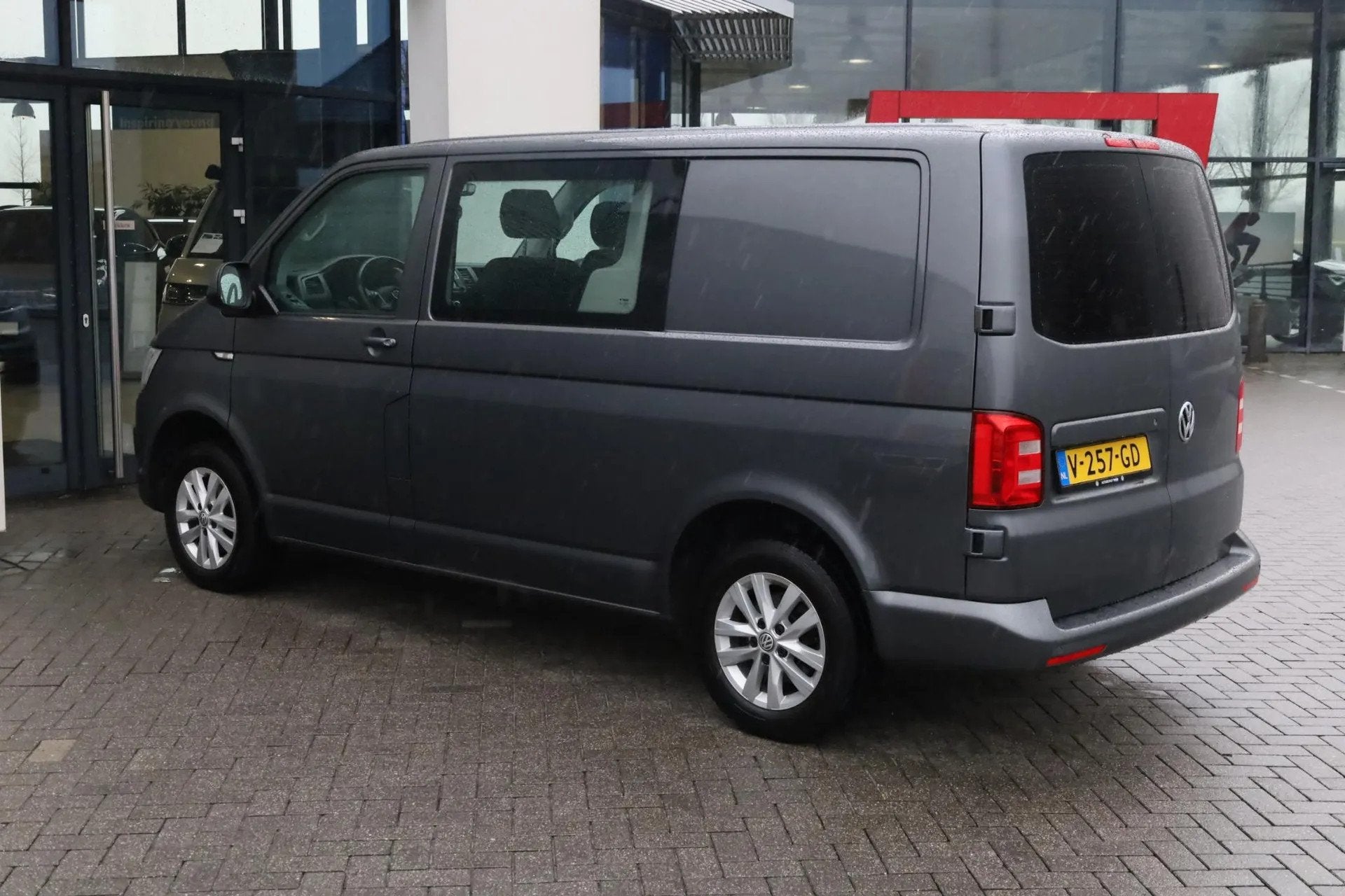 Foto 3 van Volkswagen Transporter 2.0 TDI L1H1 Highline (bj 2017)