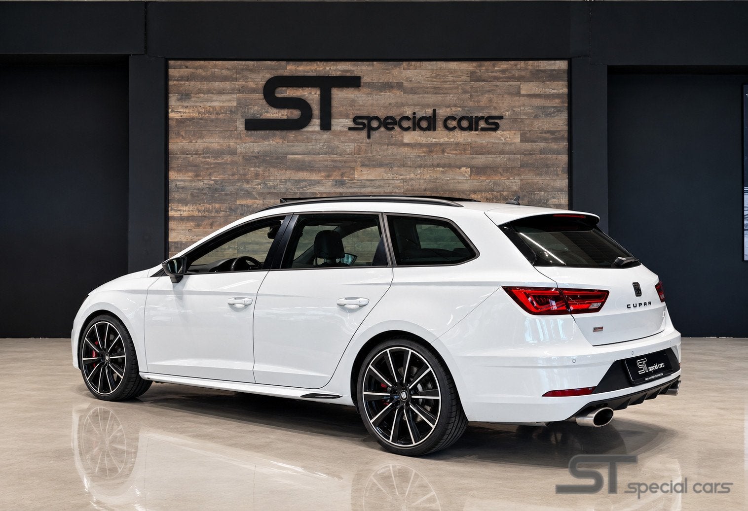 Seat Leon ST 2.0 TSI CUPRA 300 4DRIVE|Pano|Brembo|ABT 370pk, Auto's, Gebruikt, Zwart, 4 cilinders, Leon