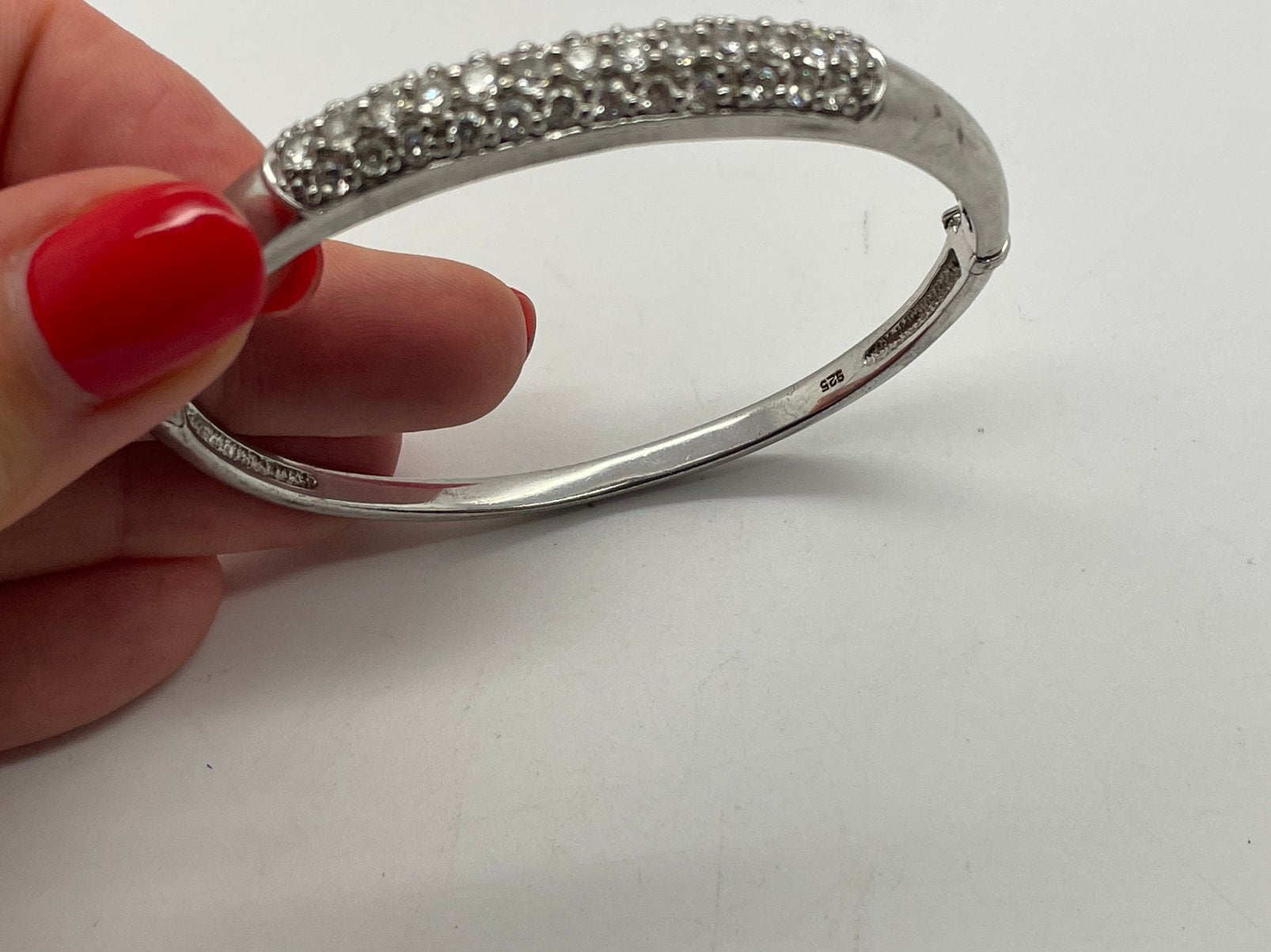 F146 Prachtige zilveren bangle met heldere stenen, Sieraden, Tassen en Uiterlijk, Armbanden, Ophalen of Verzenden, X, Zilver, Zilver