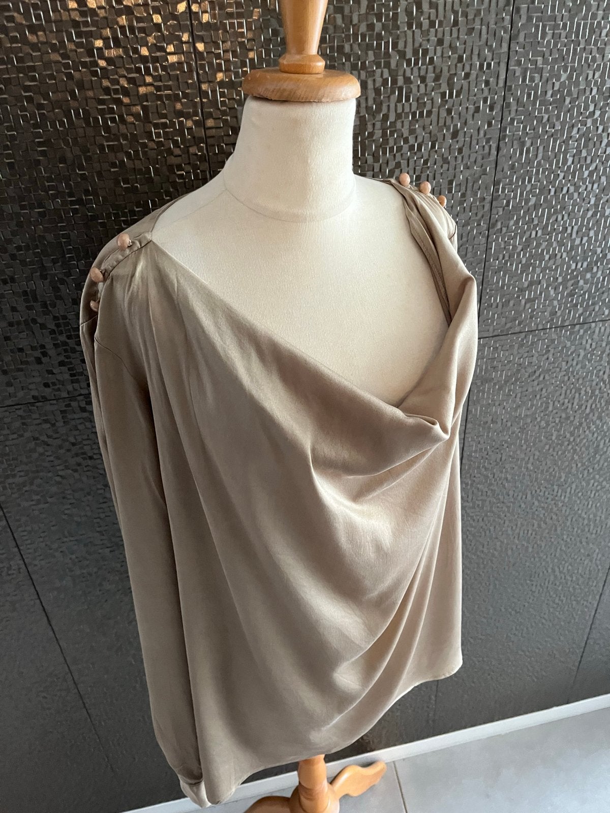 Nolita Zijden Blouse Goudkleurig L XL, Ophalen of Verzenden, Zo goed als nieuw, Maat 38/40 (M), Goud