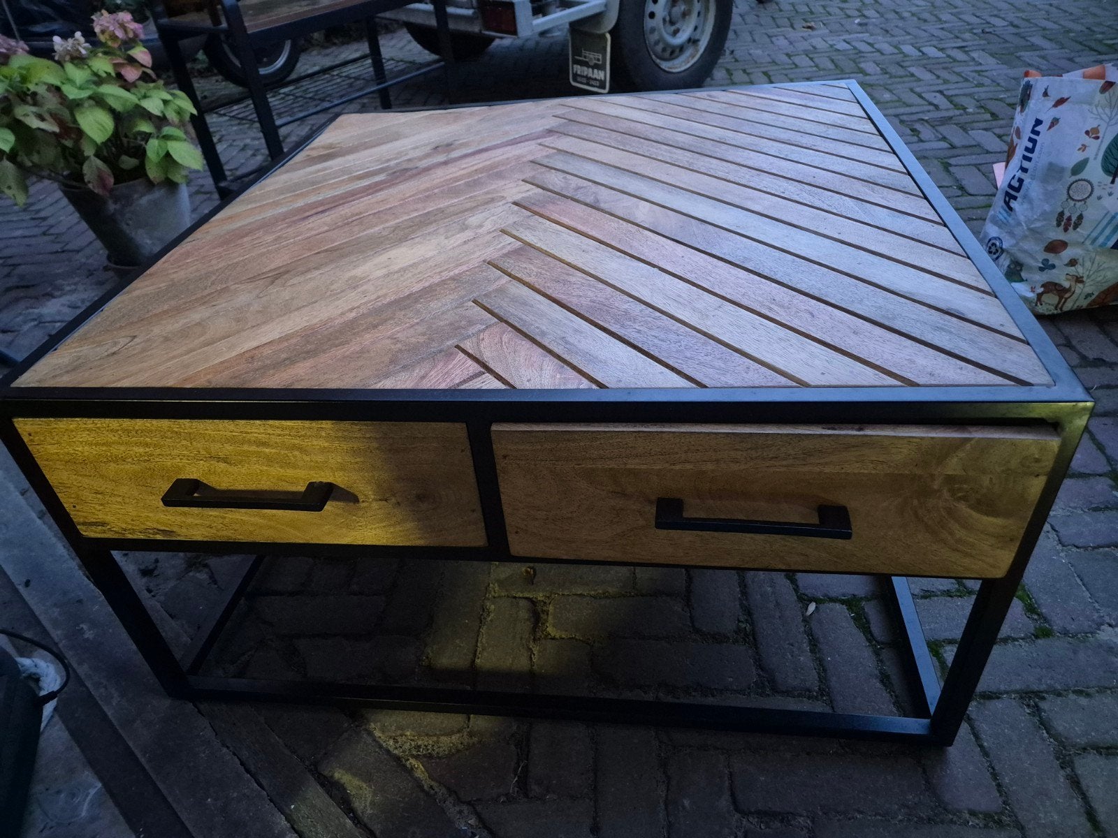 Salontafel met visgraatpatroon en lades, Huis en Inrichting, Gebruikt, 50 tot 100 cm, Modern, Industrieel, Vierkant