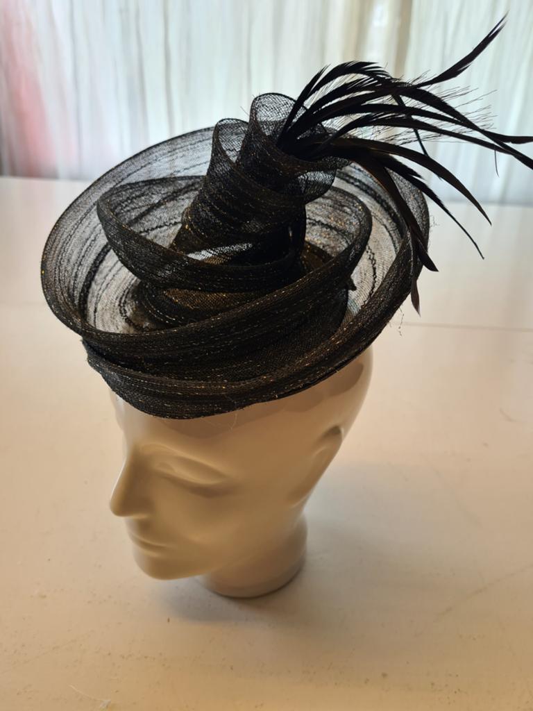 Zwarte fascinator met veren - Elegant en stijlvol, Kleding | Dames, Hoeden en Petten, Ophalen, Zo goed als nieuw, One size fits all