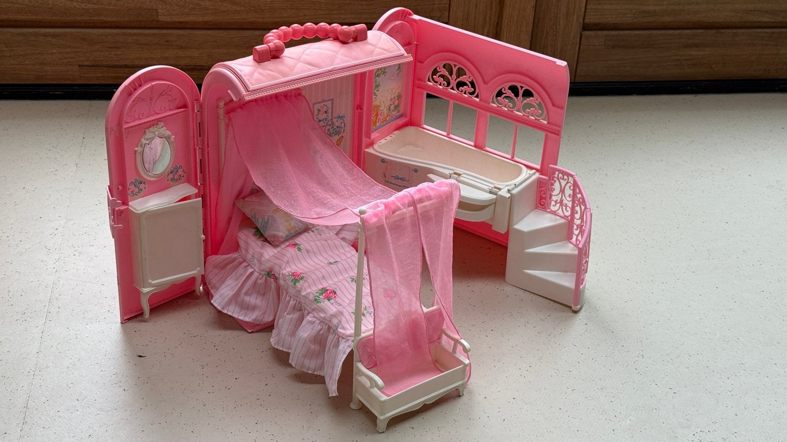 Barbie Reiskoffer Speelset met Slaapkamer en Badkamer, Ophalen of Verzenden, Gebruikt, Barbie
