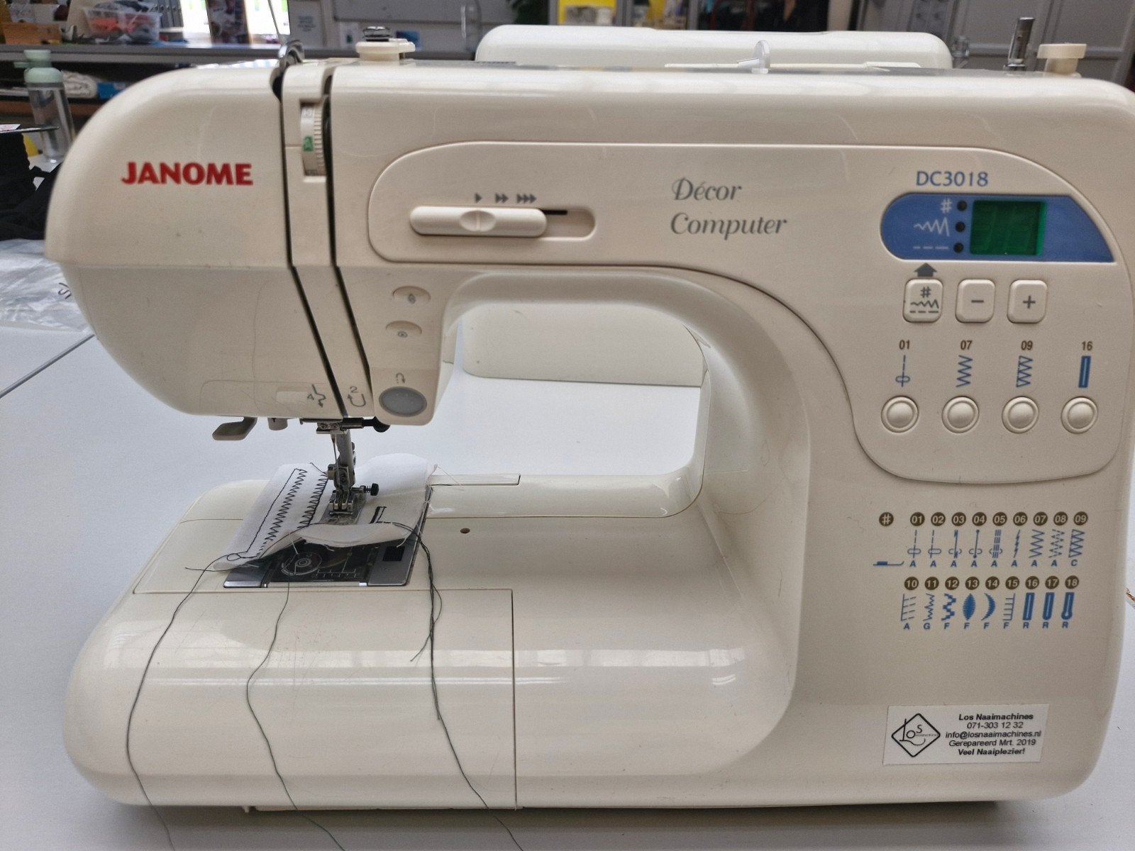 Janome DC3018 Naaimachine - Knoopsgatfunctie nakijken, Ophalen