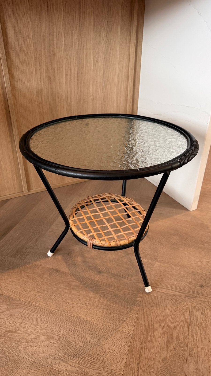 Rohé Noordwolde rotan bijzettafel ribbel glas, Huis en Inrichting, Tafels | Bijzettafels, Minder dan 55 cm, Rond, Zo goed als nieuw