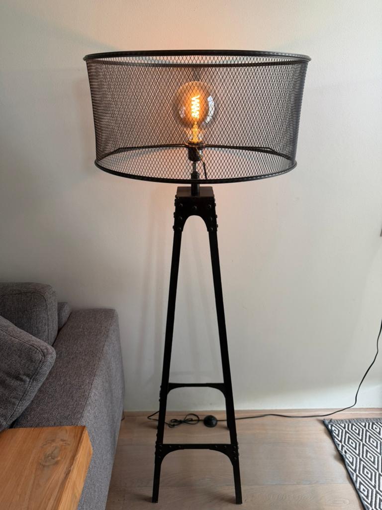Mooie industriële vloerlamp zwart metaal, Huis en Inrichting, Lampen | Vloerlampen, Ophalen, Zo goed als nieuw, Metaal, 150 tot 200 cm