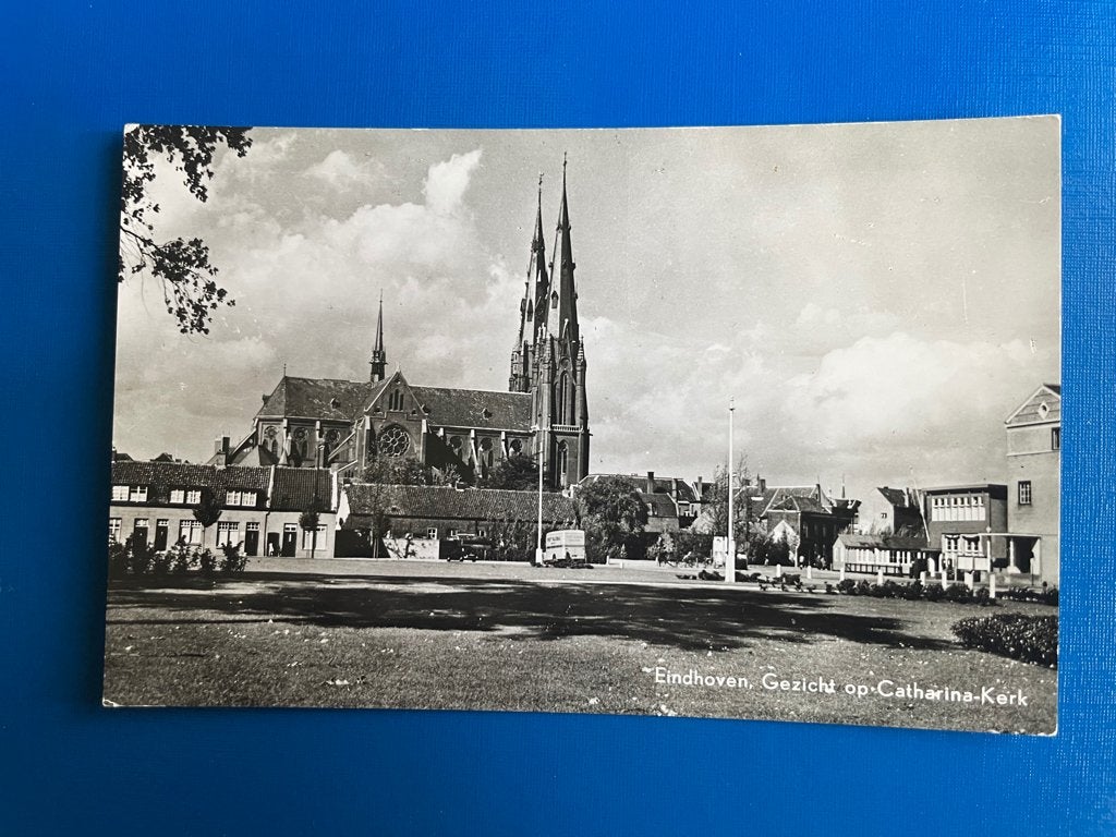 ansichtkaart van Eindhoven , Gezicht op Catharina-Kerk., Verzenden, 1940 tot 1960, Noord-Brabant