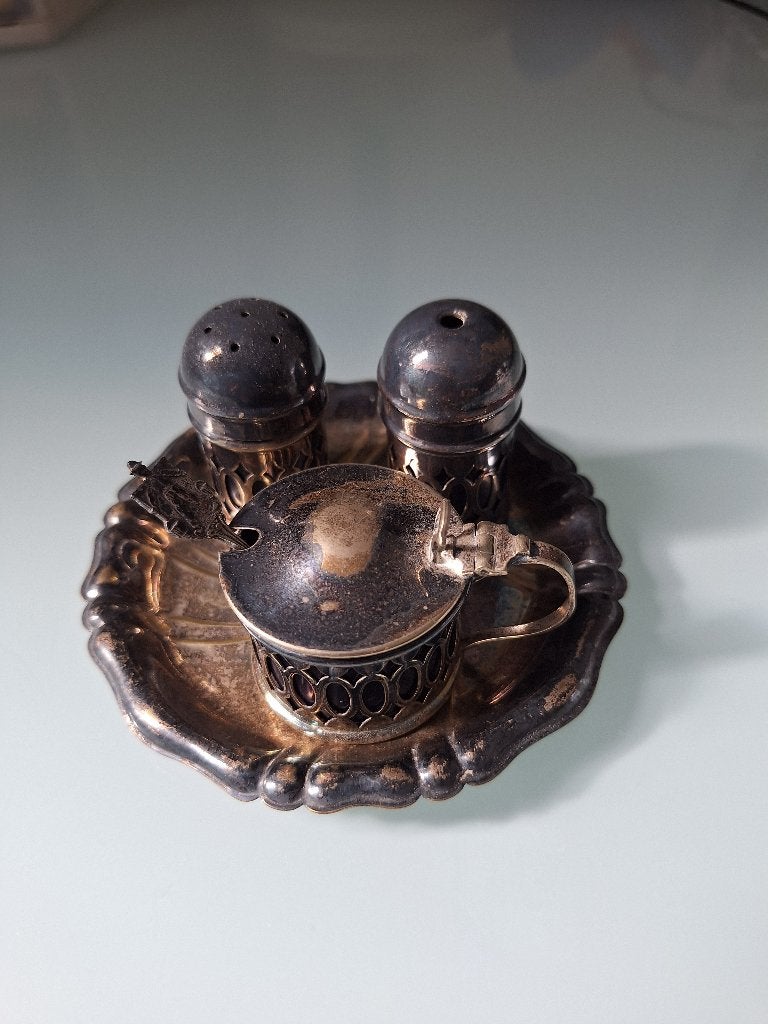 Verzilverd peper- zout- en mosterdstel, Ophalen