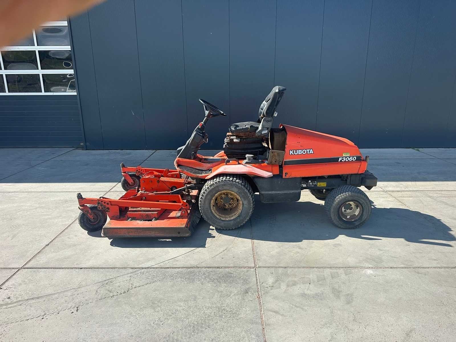 2003 Kubota F3060 Ride on lawn mower, Maaier