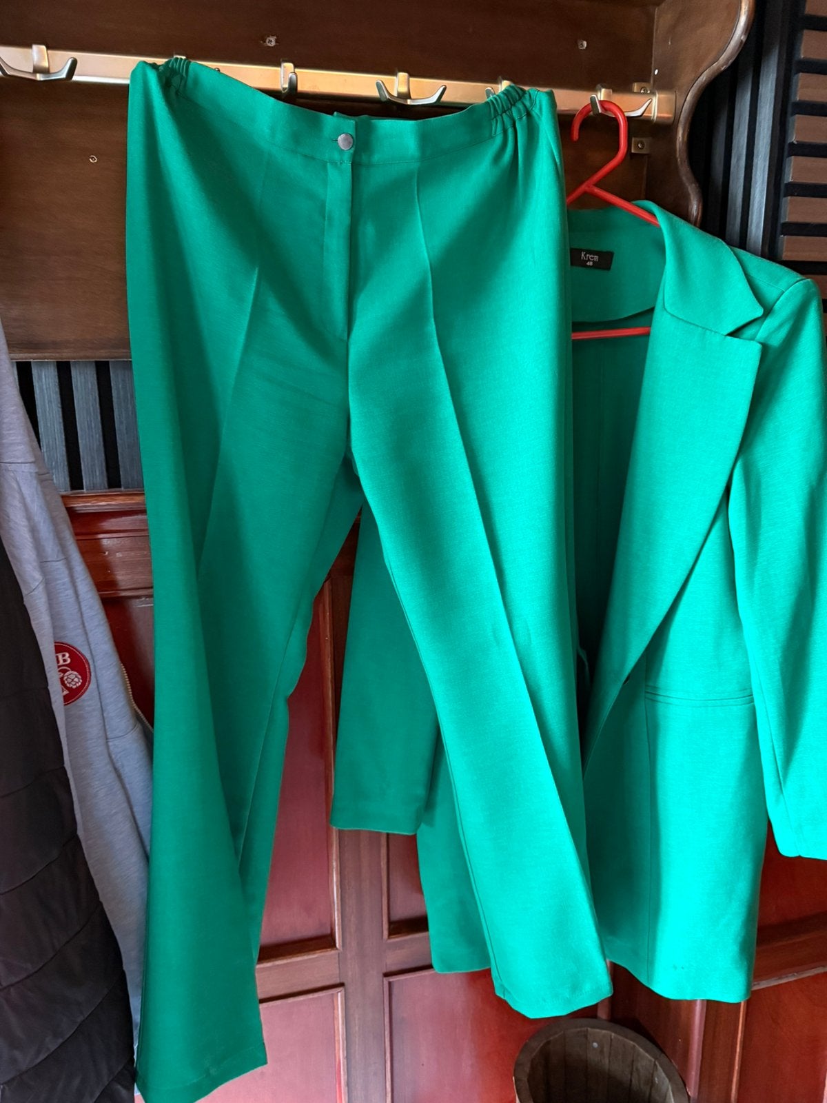Krem Groen Kostuum Maat 48 inclusief tasje en schoenen, Kostuum of Pak, Maat 46/48 (XL) of groter, Ophalen of Verzenden, Zo goed als nieuw