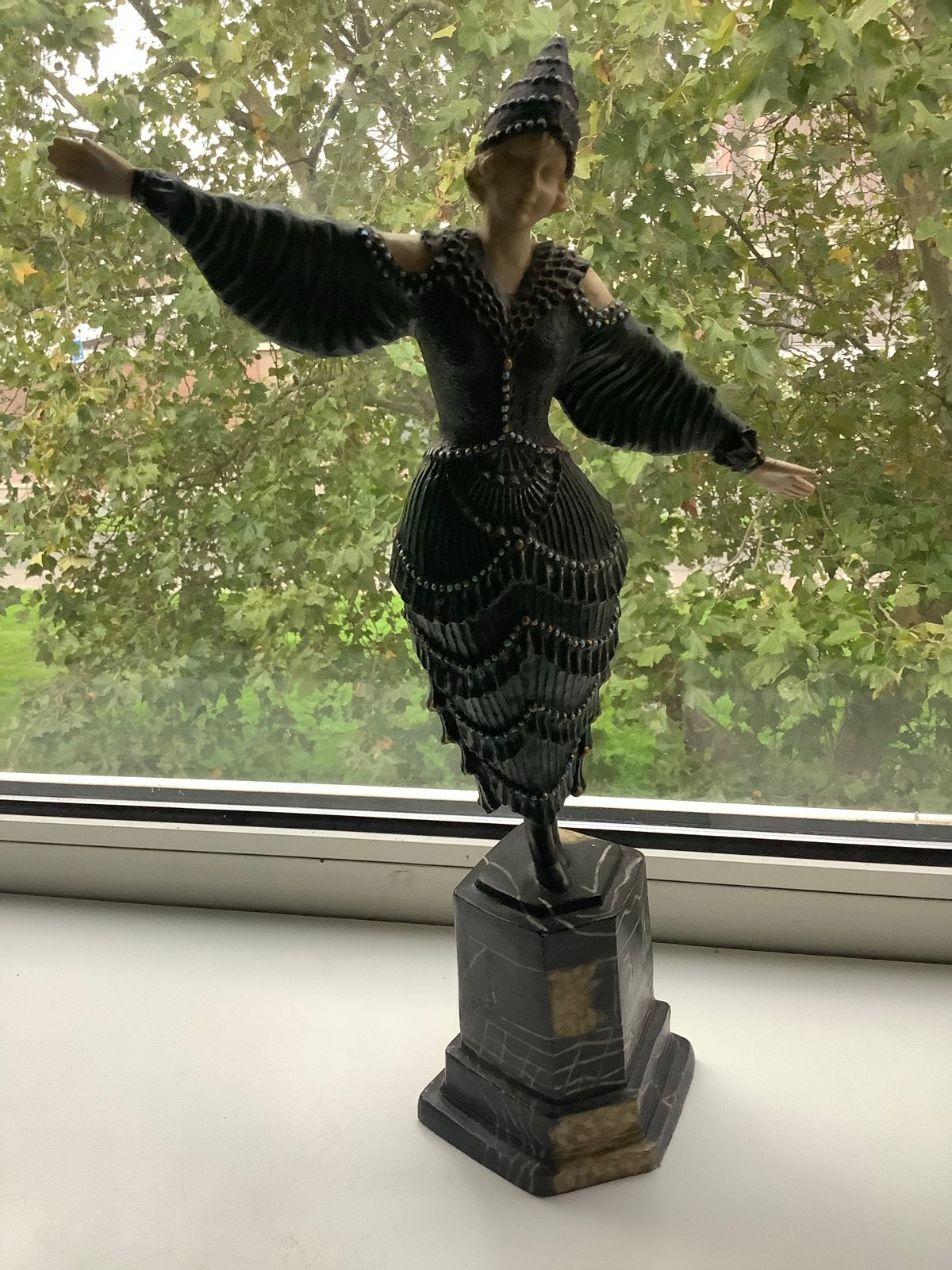 Art Deco Beeld van Vrouw op Sokkel - Elegant en Uniek, Antiek en Kunst, Art deco, Ophalen of Verzenden, Beeld, 20 - 50 cm