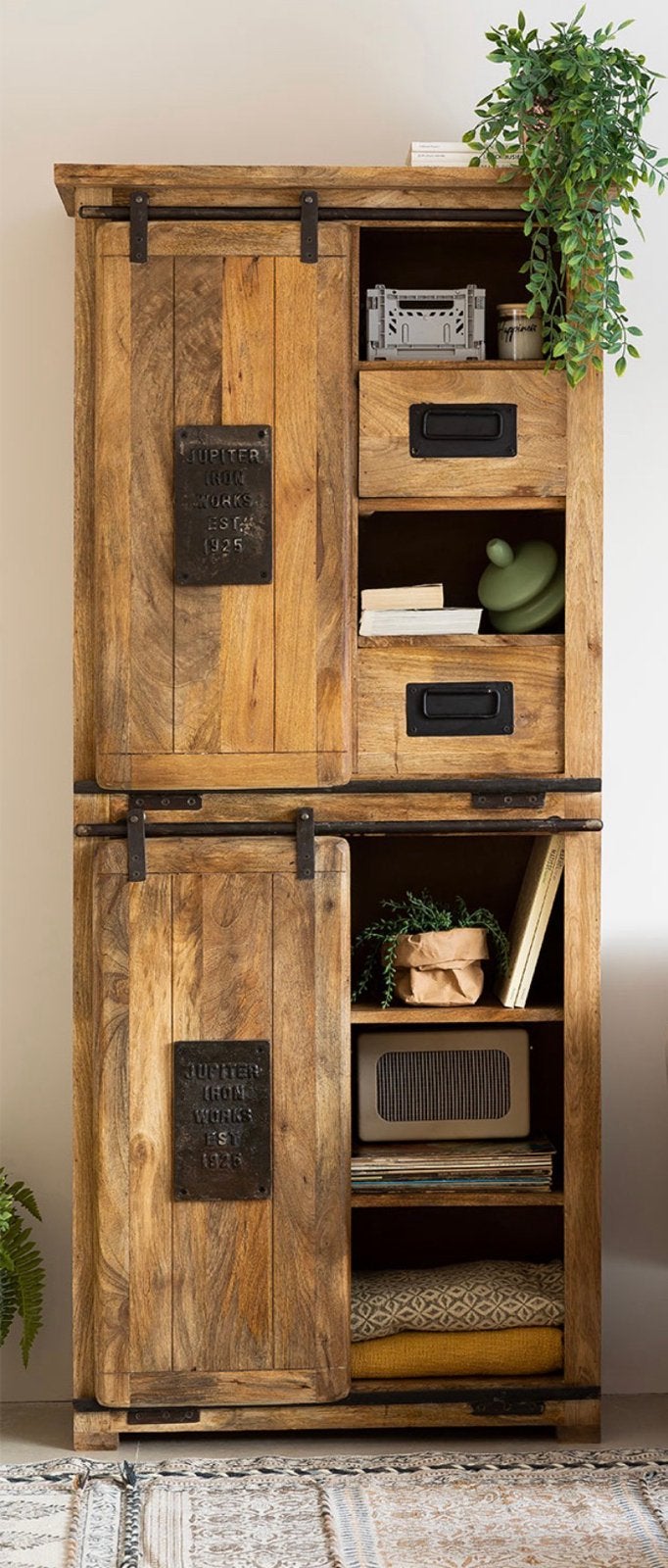 Industriële Mango houten Kast met Schuifdeuren. IZGS!, Huis en Inrichting, Ophalen, Zo goed als nieuw