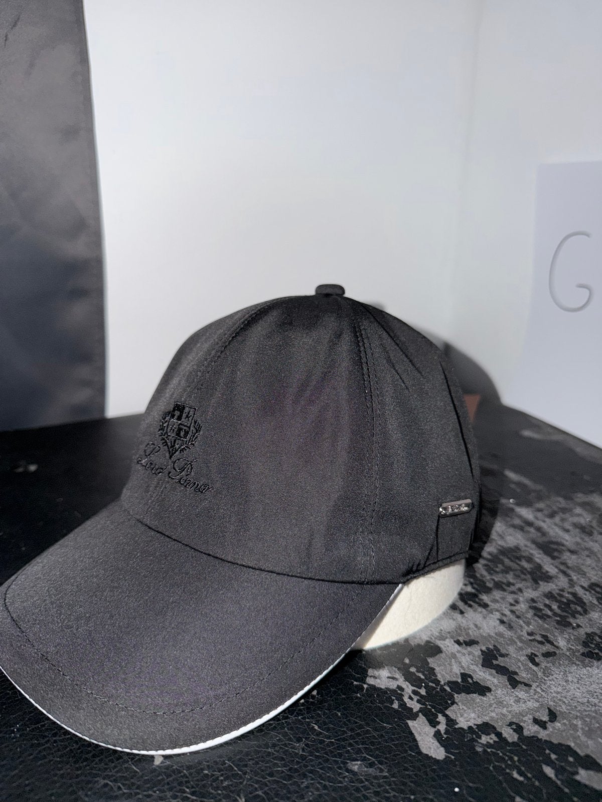 Loro Piana Storm System Pet - Zwart, Ophalen of Verzenden, Zo goed als nieuw, One size fits all, Pet