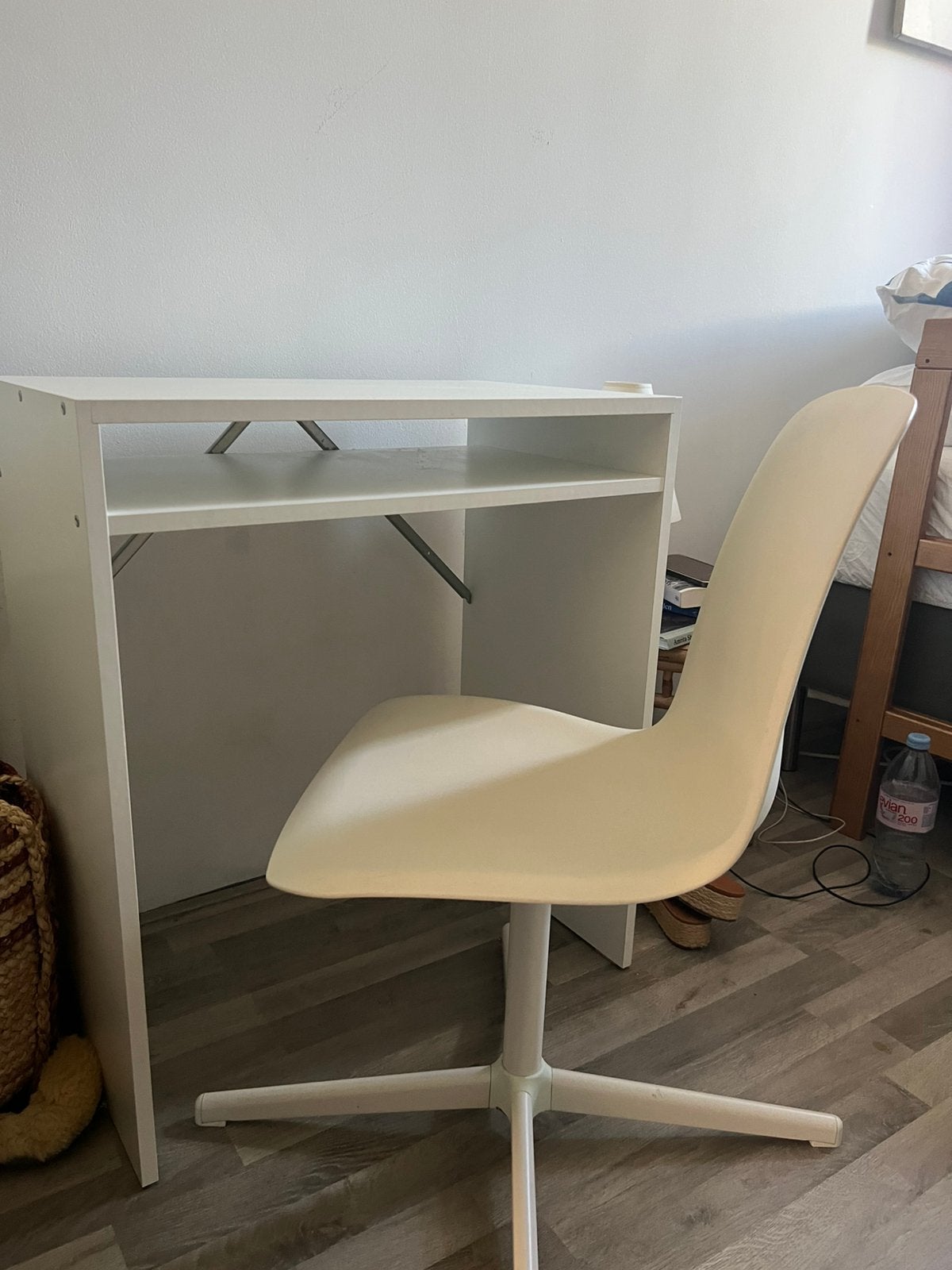 Torald IKEA wit bureautje met draaistoel, Huis en Inrichting, Bureaus, Ophalen, Zo goed als nieuw