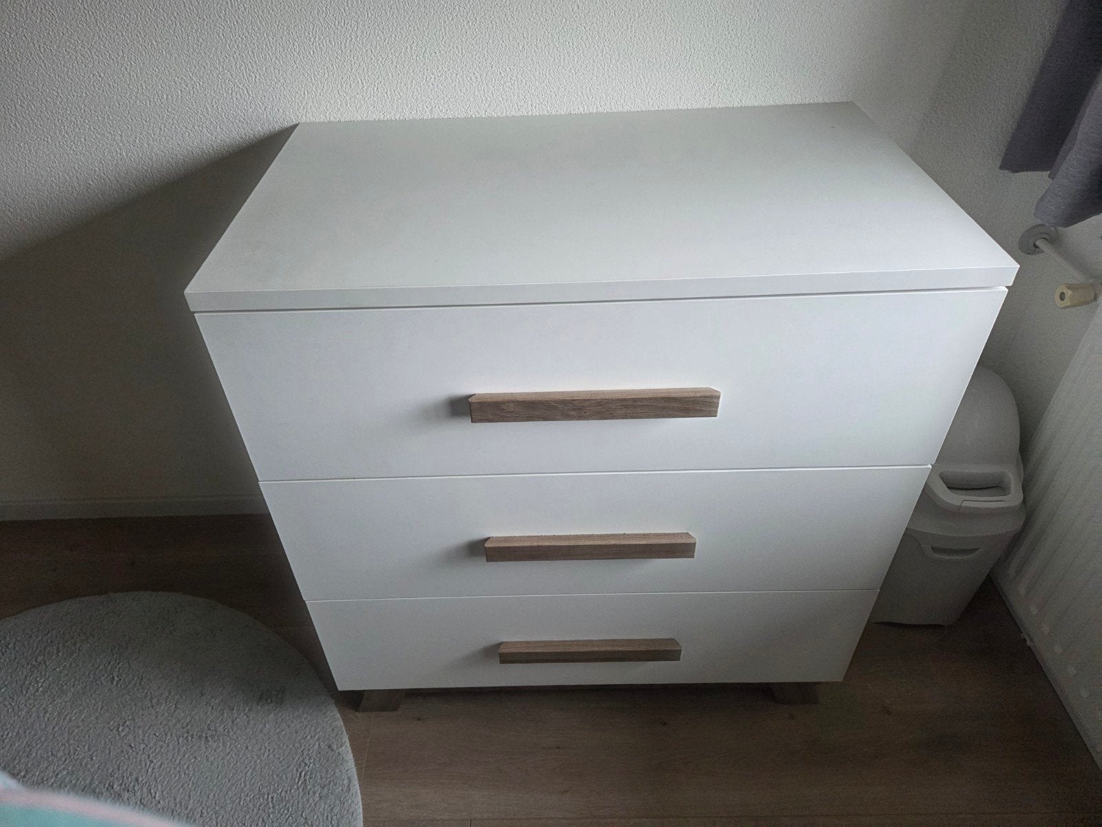 Commode en ledikant (omgebouwd tot bedbankzijde) - wit, Ophalen, Gebruikt, 50 tot 70 cm, 100 cm of meer