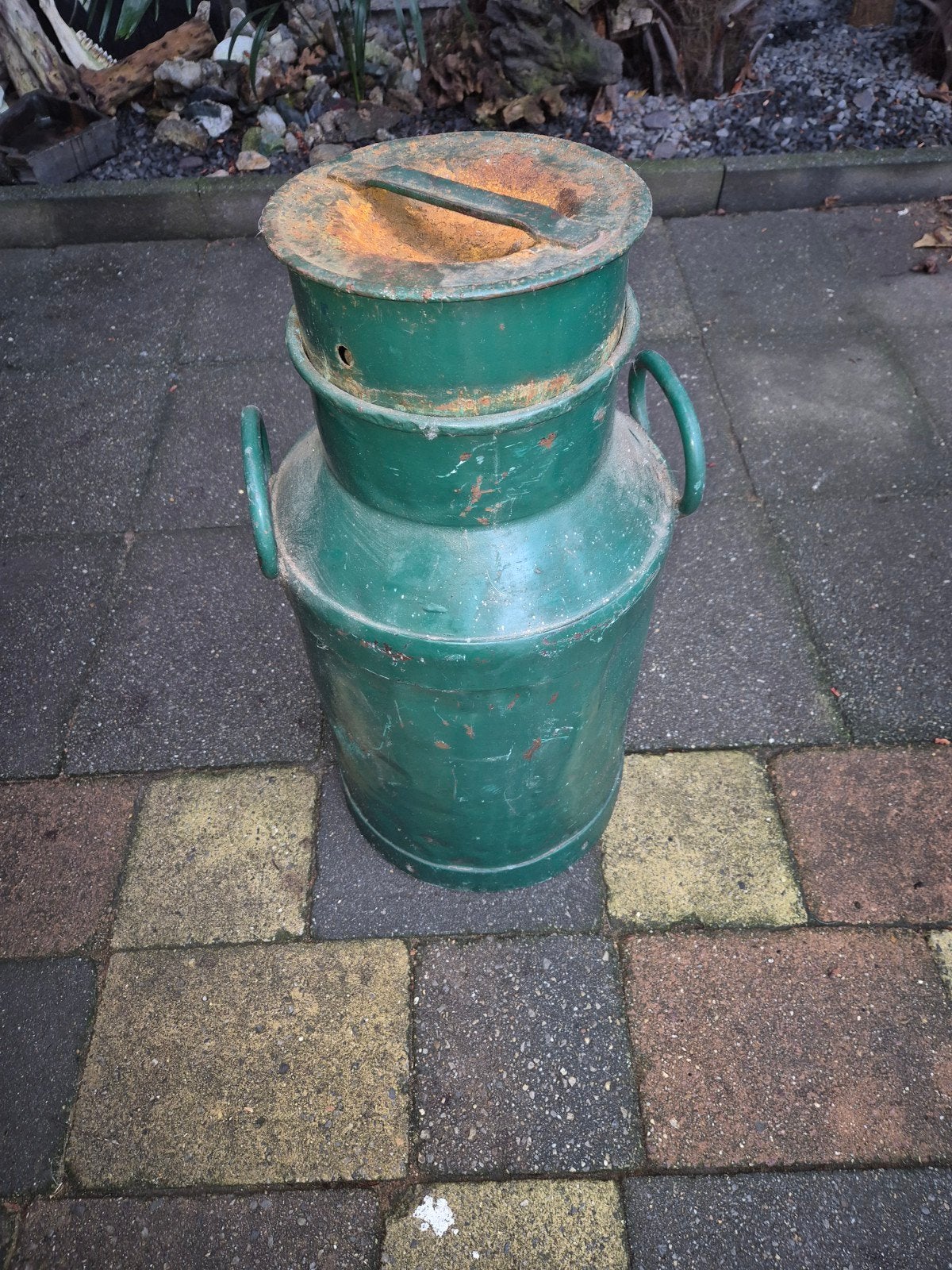 Oude antieke melkbus, Ophalen