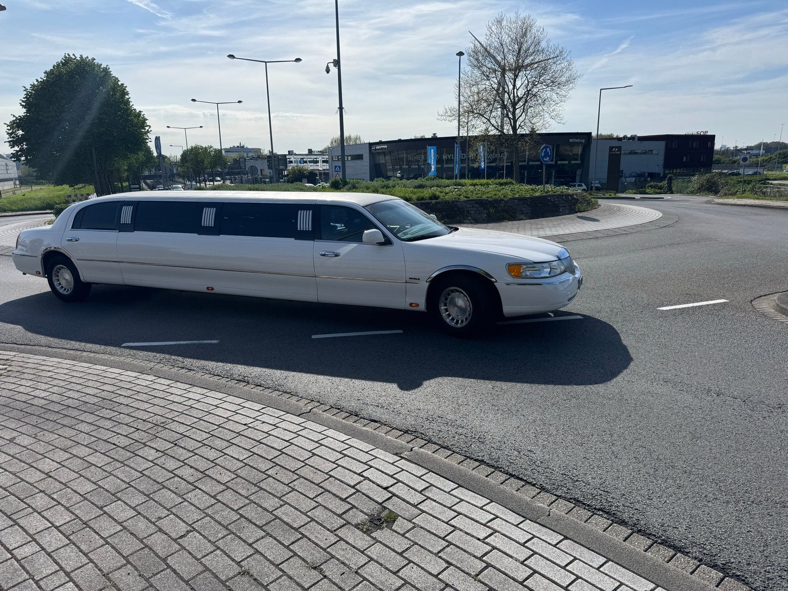 Lincoln Town Car Towncar 2001 Wit en 2003 Roze, Auto's, 242 pk, Town Car, Wit, 2810 kg