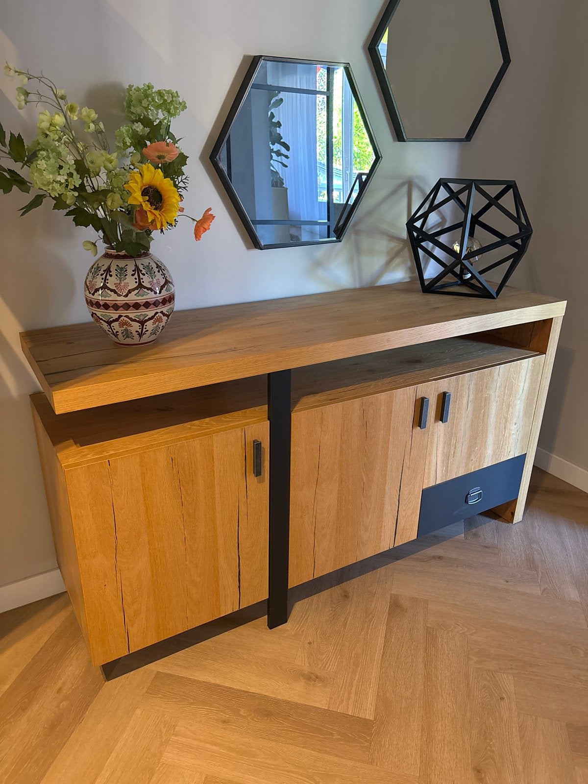 Stijlvol eikenhouten dressoir met metalen accenten, Huis en Inrichting, Ophalen, 150 tot 200 cm, Eikenhout, Zo goed als nieuw