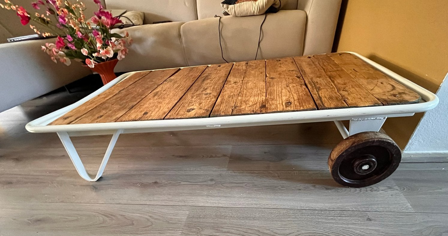 Unieke salontafel van hout en metaal met wielen, Huis en Inrichting, Ophalen, Gebruikt, 100 tot 150 cm, 50 tot 100 cm
