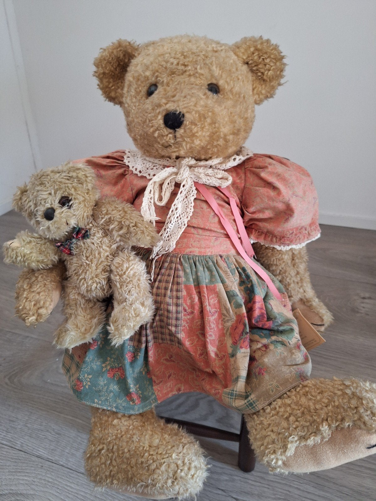 Bearly People knuffelbeer met babybeer - Cheryl De Roseongev, Ophalen of Verzenden, Zo goed als nieuw