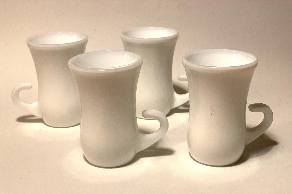 Witte Melkglas Borrelglaasjes 4 stuks 8cm hoog shotglaasjes, Verzamelen, Glas en Borrelglaasjes, Ophalen of Verzenden, Zo goed als nieuw