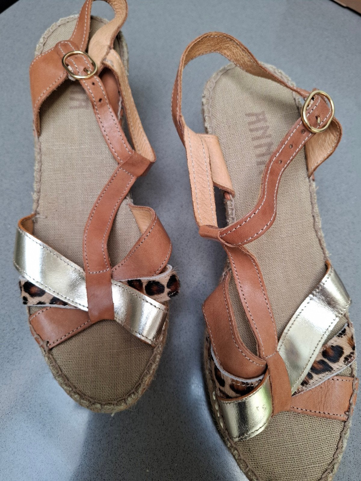 Hippe open pumps met verstelbare bandjes en print, Kleding | Dames, Schoenen, Pumps, Nieuw, Ophalen of Verzenden, Bruin