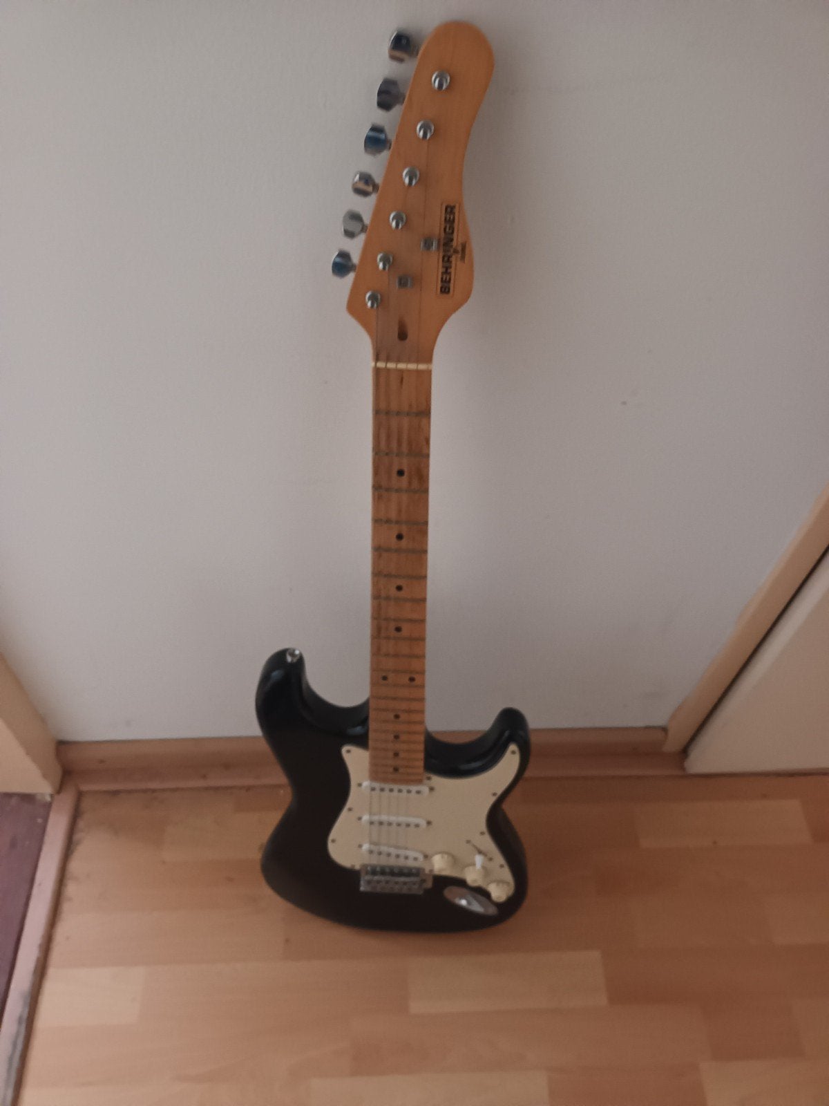 Behringer elektrische gitaar - Zwart, Solid Body, Ophalen of Verzenden, Gebruikt