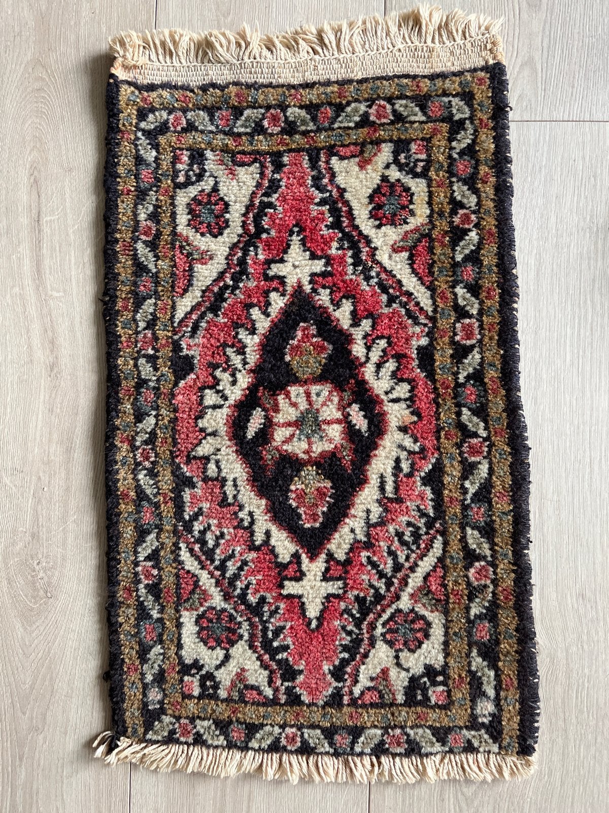 Vintage Perzisch tapijtje, handgeknoopt, rood/zwart, Huis en Inrichting, Ophalen, Minder dan 50 cm, Gebruikt, 50 tot 100 cm