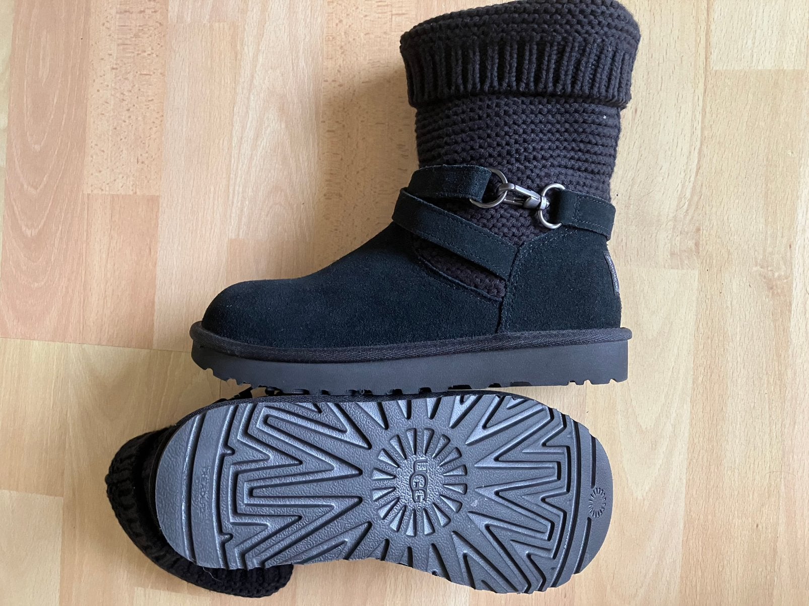 UGG prachtige zwarte laarsjes met riempjes 38 nieuw, Zwart, Lage of Enkellaarzen, Nieuw, Ophalen of Verzenden