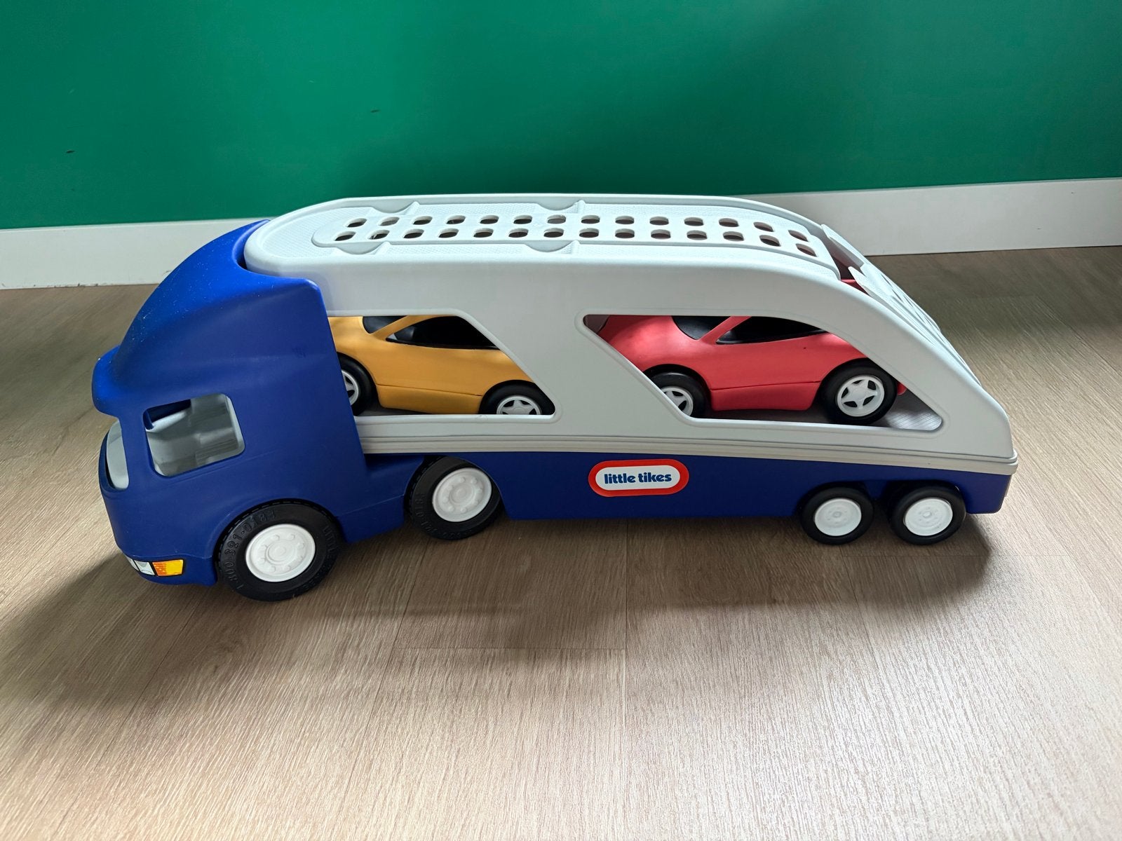 Little Tikes autotransporter met 2 auto's, Ophalen, Zo goed als nieuw