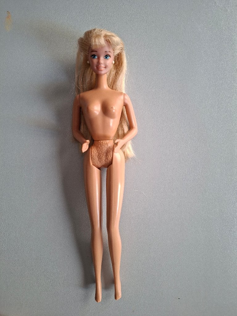barbie vintage  met witte oorknopjes en pumps, Verzamelen, Poppen, Ophalen of Verzenden, Gebruikt, Fashion Doll