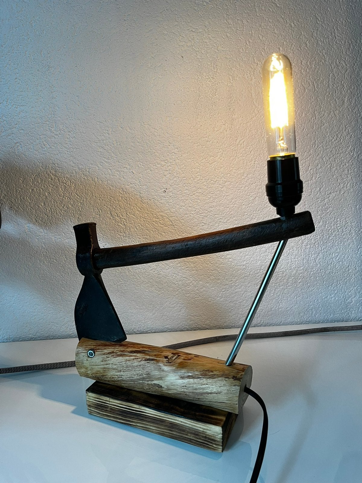 Handgemaakte lamp bijl, Ophalen