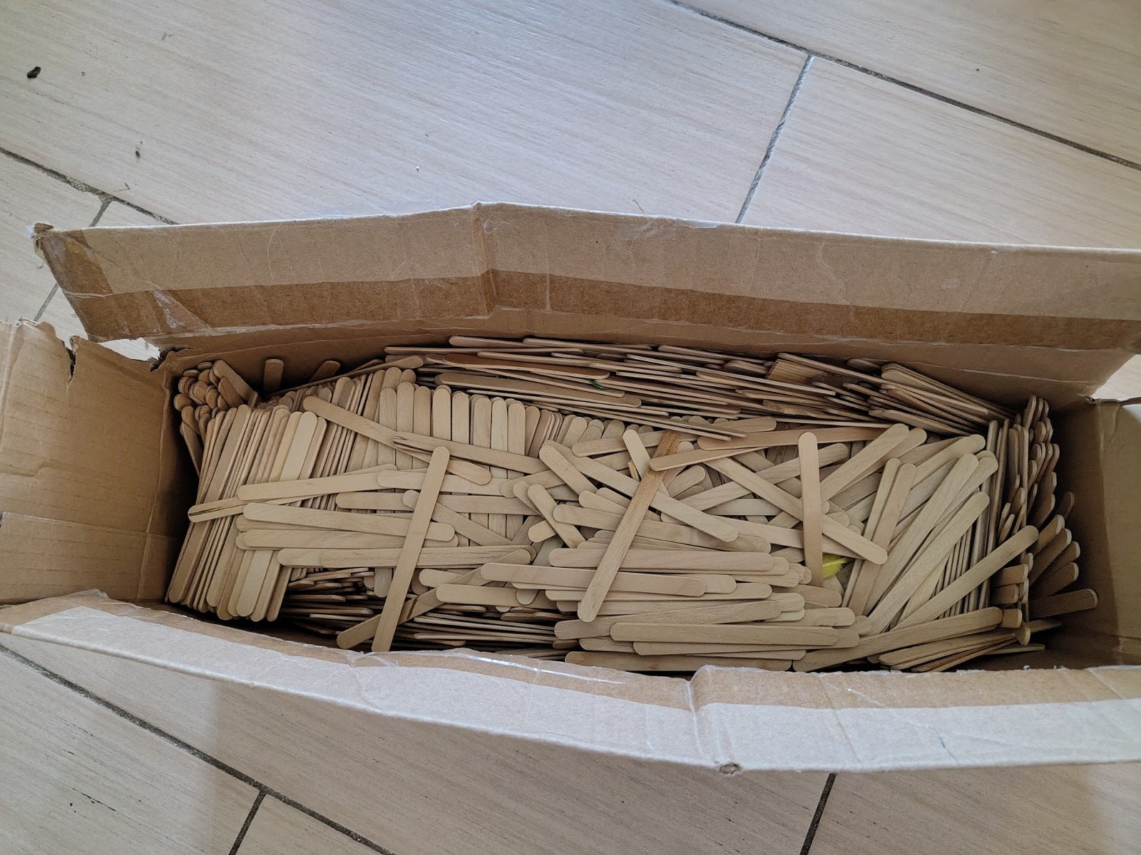 Grote doos met houten knutsel ijsstokjes, Hobby en Vrije tijd, Nieuw, Bruin, Knutselmateriaal, Hout