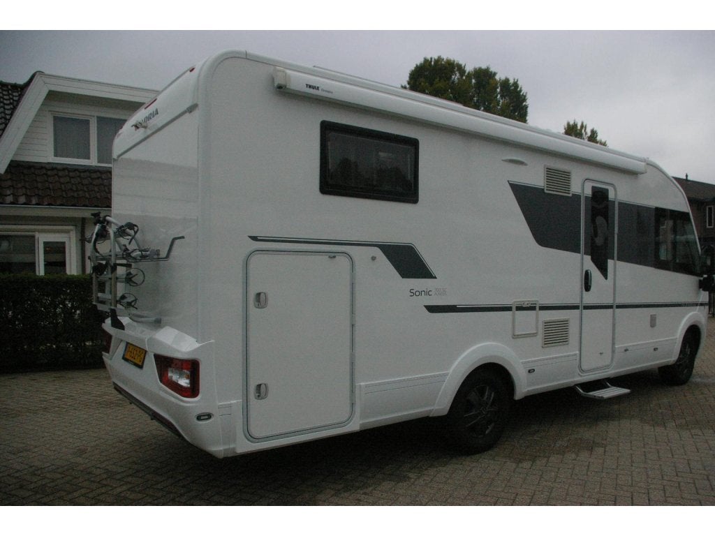 Adria Sonic Axess 700 SC Queensbed, Hefbed, XXL Garage., Caravans en Kamperen, Integraal, Verwarmde buitenspiegels, Ringverwarming