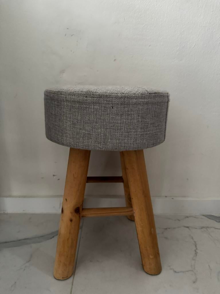 Krukje hout met grijze stoffen zitting, Ophalen of Verzenden, Gebruikt, Hout