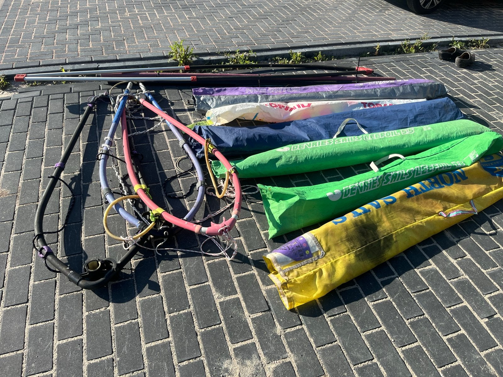 Windsurfplanken met diverse zeilen en accessoires, Gebruikt, 300 cm of meer, 8 m² of meer, Met vin(nen)