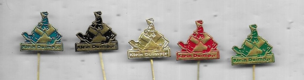 5 X KLEIN DUIMPJE SPROOKJES SPELDEN UIT 1 SERIE, Ophalen of Verzenden, Gebruikt, Overige onderwerpen, Speldje of Pin
