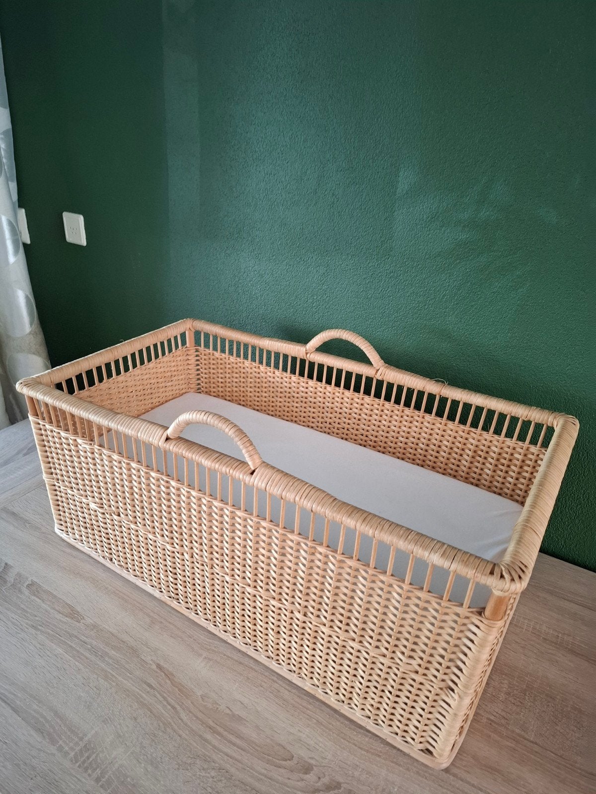 Rotan wiegje met matrasje - Zo goed als nieuw, Kinderen en Baby's, Babywiegjes en Ledikanten, Ophalen, Zo goed als nieuw, Wieg