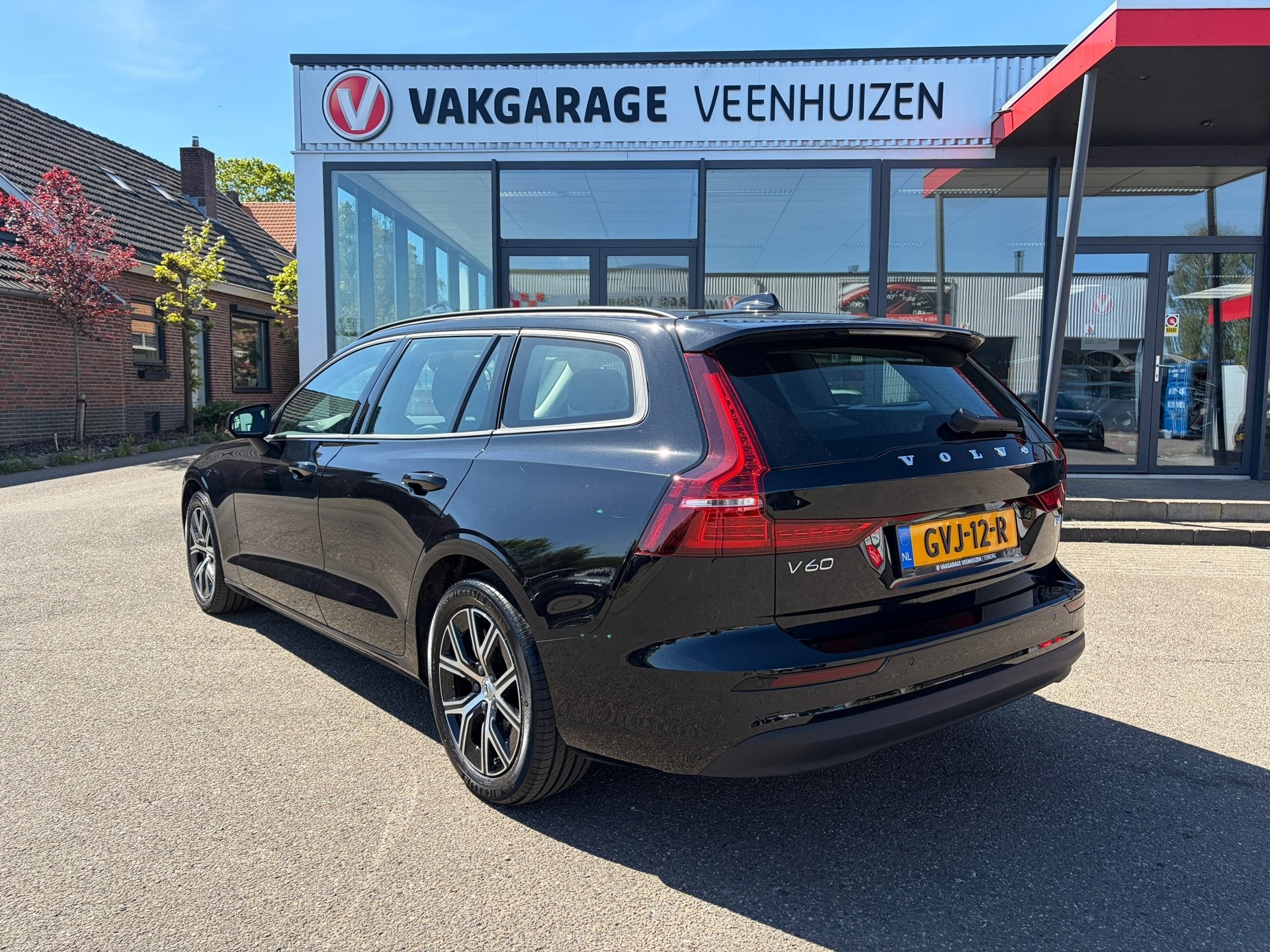 Volvo V60 2.0 B4 Essential Edition|Rijklaar prijs|Fabrieksga, Auto's, 12 maanden, Euro 6, 4 cilinders, 1634 kg