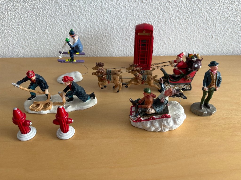 Lemax figuurtjes, o.a. brandweermannen, kerstman, zie foto, Ophalen of Verzenden, Gebruikt