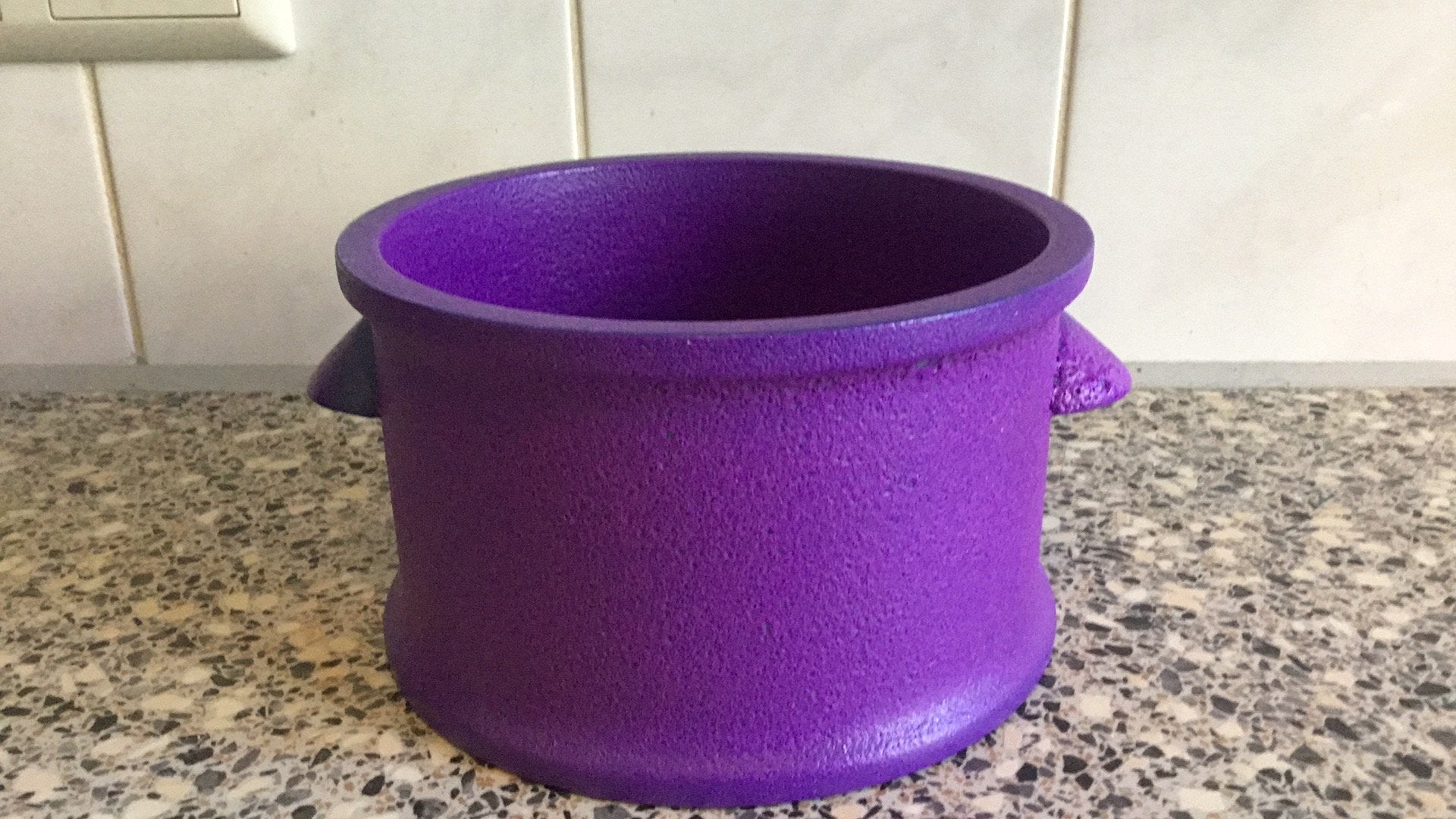 Paarse bloempot vintage, Ophalen