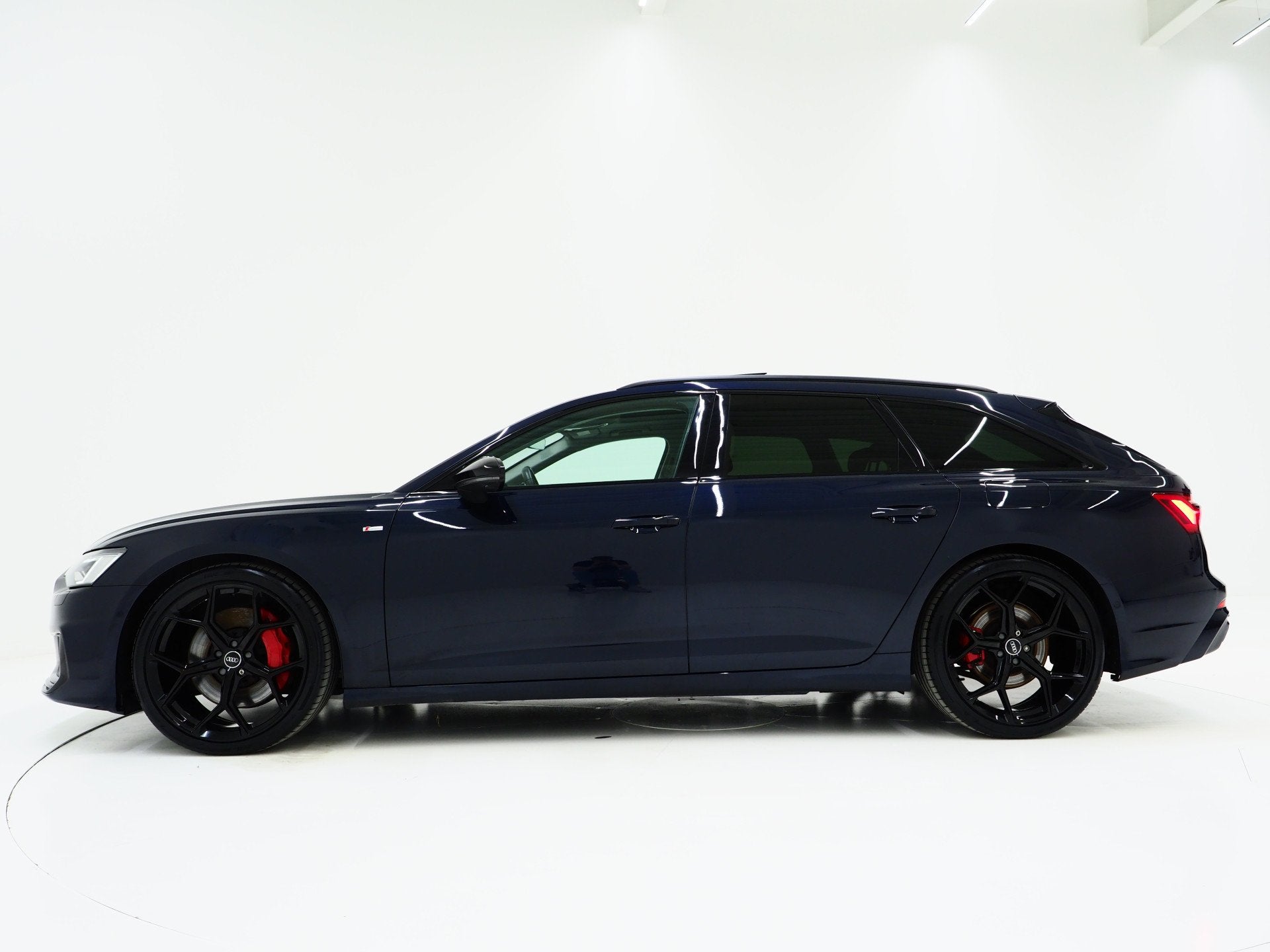 Audi A6 Avant 55 TFSI e quattro Full Black | Panoramadak | B, Auto's, Gebruikt, Zwart, 4 cilinders, Blauw